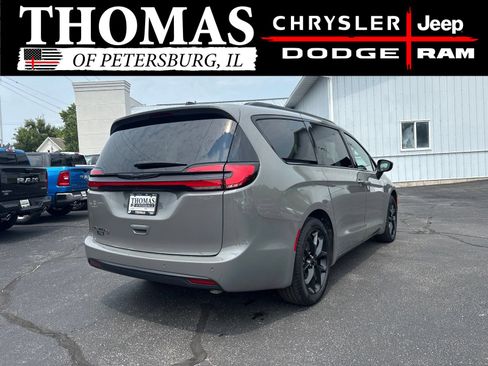 Used 2024 Chrysler Pacifica Touring-L w/ S Appearance Package FWD image 7