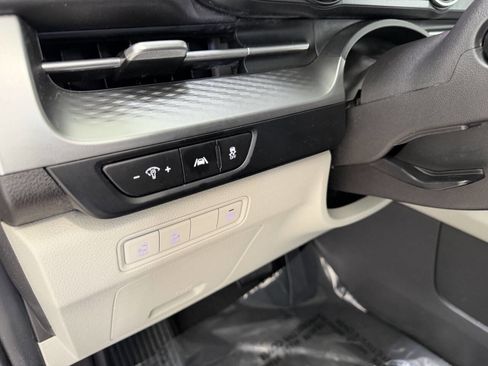 Used 2023 Kia Carnival LX FWD image 19