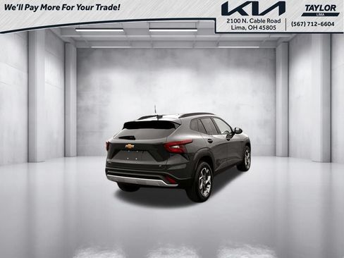 Used 2025 Chevrolet Trax LT FWD image 2