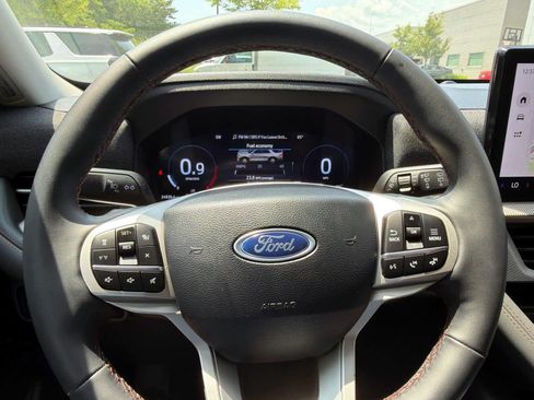 Used 2025 Ford Explorer Active AWD/4WD image 25