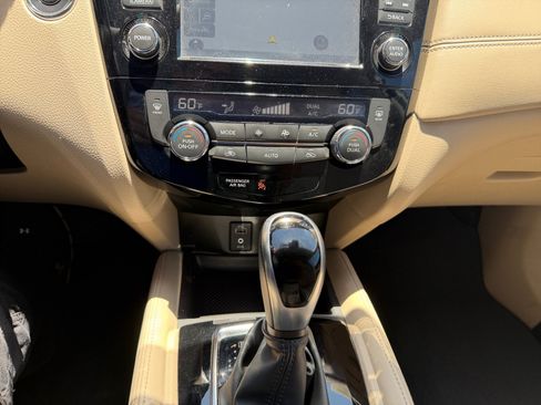 Used 2017 Nissan Rogue SL w/ SL Premium Package FWD image 25