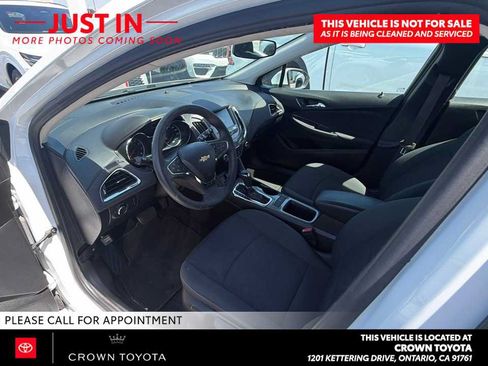 Used 2017 Chevrolet Cruze LT FWD image 4