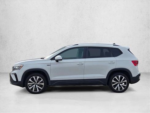 Used 2024 Volkswagen Taos SE w/ Panoramic Sunroof Package FWD image 8