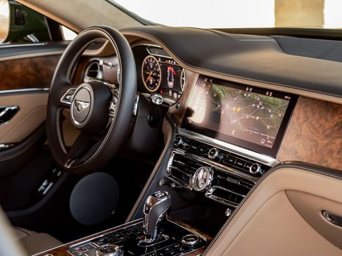 Used 2022 Bentley Flying Spur Plug-In Hybrid image 32