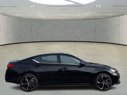 Used 2024 Nissan Altima 2.5 SR w/ SR Premium Package image 5