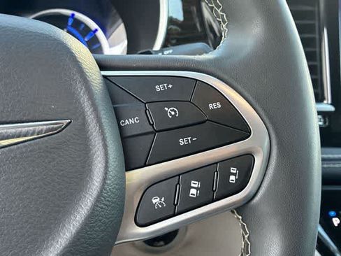 Used 2023 Chrysler Pacifica Limited FWD image 27