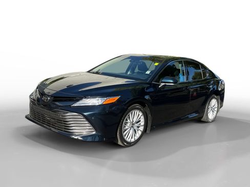 Used 2018 Toyota Camry XLE FWD image 1