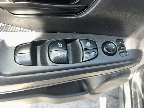 Used 2020 Nissan Kicks S image 17