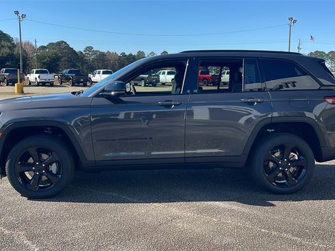 New 2025 Jeep Grand Cherokee Limited w/ Black Appearance Package image 5