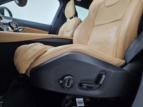 Used 2022 Volvo XC90 T6 Inscription w/ Lounge Package image 12