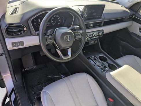 Used 2025 Honda Pilot Touring image 10