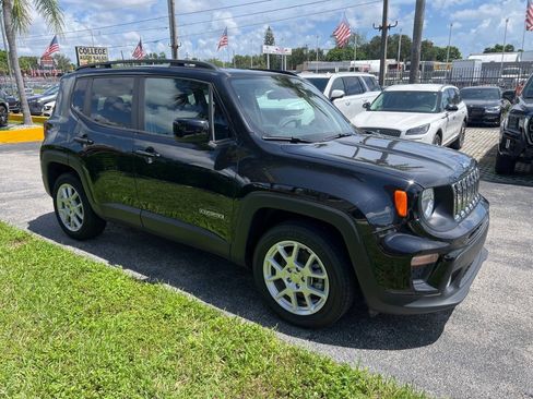 Used 2021 Jeep Renegade Latitude FWD image 4