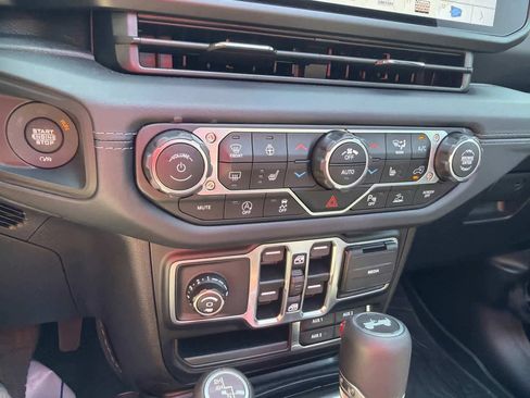 Used 2025 Jeep Wrangler Unlimited Sahara AWD/4WD image 24