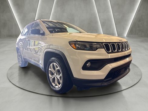 Used 2024 Jeep Compass Latitude AWD/4WD image 1