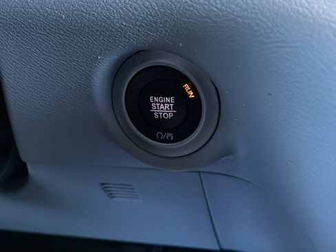 Used 2023 Chrysler Pacifica Touring-L image 28