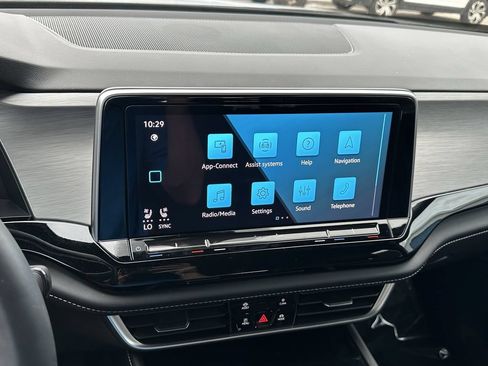 Used 2024 Volkswagen Atlas Cross Sport SE FWD image 22