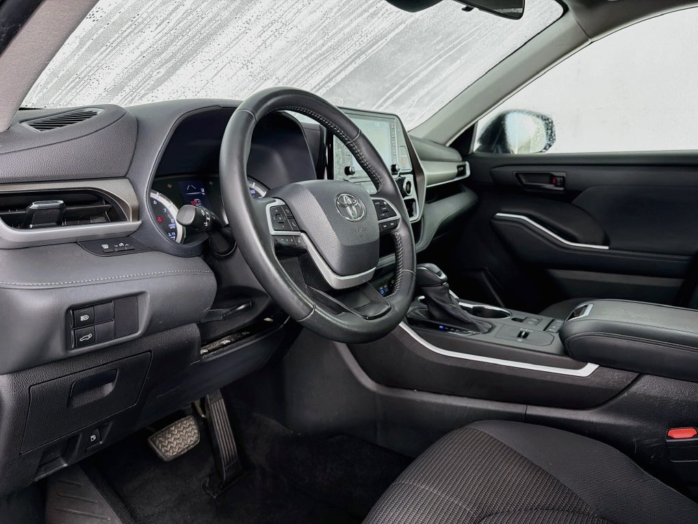 Used 2022 Toyota Highlander LE FWD image 14