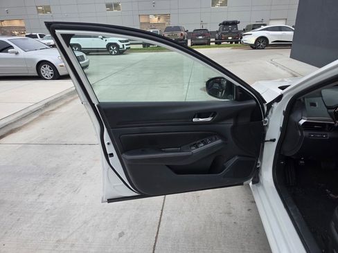 Used 2025 Nissan Altima 2.5 SV FWD image 6