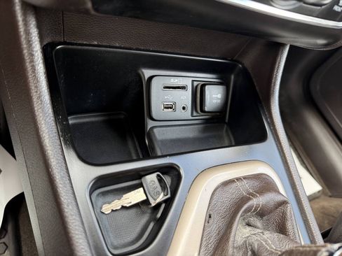Used 2014 Jeep Cherokee Latitude w/ Cold Weather Group FWD image 13