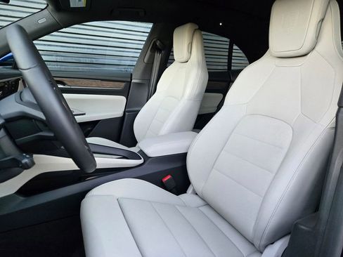 New 2025 Porsche Macan 4S Electric image 5