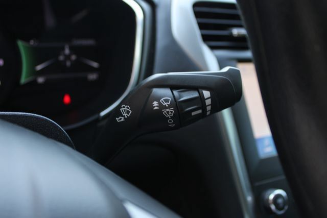 Used 2020 Ford Fusion SE FWD image 8