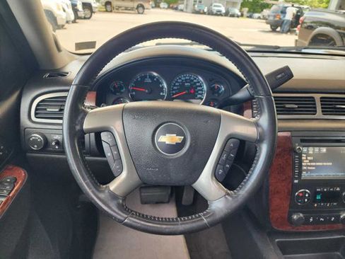 Used 2014 Chevrolet Suburban LT RWD image 22