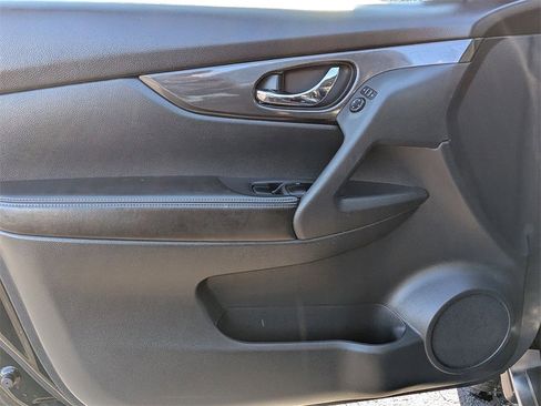 Used 2017 Nissan Rogue SV w/ Midnight Edition Package image 9