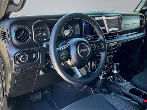 Used 2025 Jeep Wrangler Unlimited Rubicon 4xe w/ Convenience Group AWD/4WD image 4