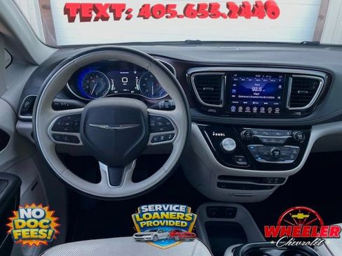 Used 2017 Chrysler Pacifica Limited FWD image 17