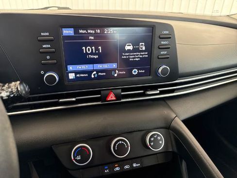 Used 2025 Hyundai Elantra SE FWD image 4