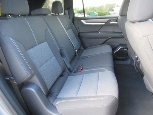 Used 2025 GMC Acadia Elevation image 31