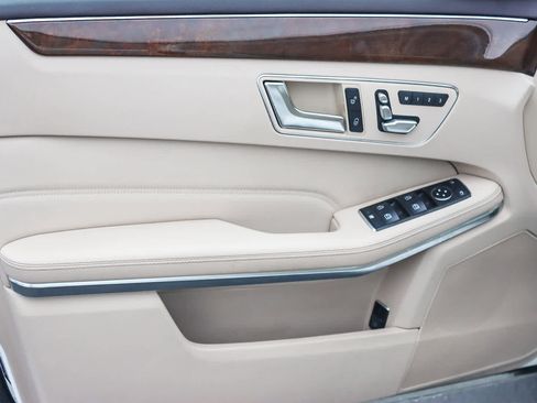 Used 2014 Mercedes-Benz E 350 4MATIC Sedan image 20