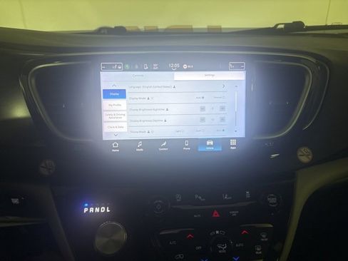 Used 2024 Chrysler Pacifica Touring-L image 39