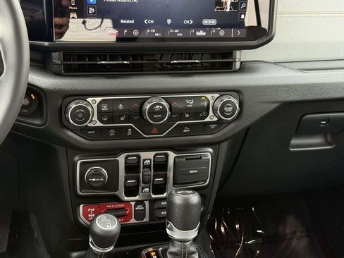 Used 2024 Jeep Wrangler Unlimited Sport AWD/4WD image 21