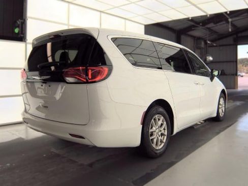 Used 2024 Chrysler Voyager LX FWD image 5