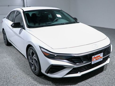 Used 2025 Hyundai Elantra Sport FWD image 5