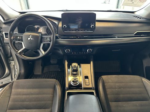 Used 2023 Mitsubishi Outlander SE image 9