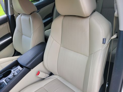 Used 2023 Nissan Maxima SV w/ Floor Mat Group FWD image 6