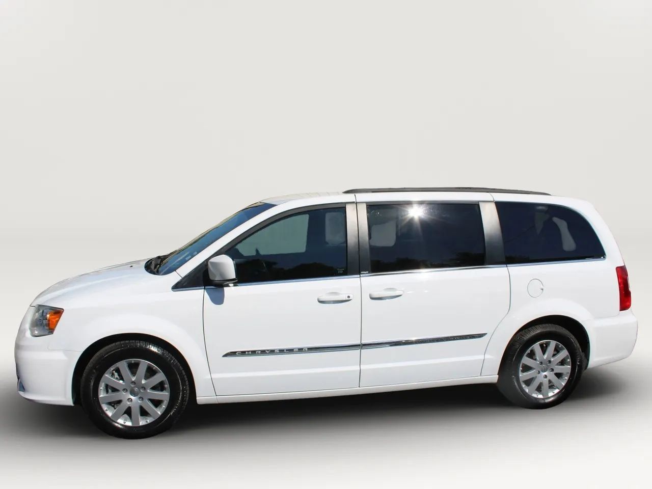 Used 2014 Chrysler Town & Country Touring FWD image 5
