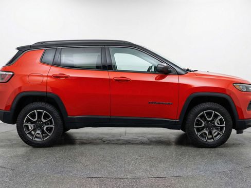 Used 2025 Jeep Compass Trailhawk image 11