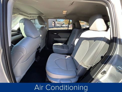 Used 2023 Toyota Highlander XLE image 18