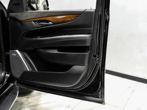 Used 2020 Cadillac Escalade ESV Luxury RWD image 40