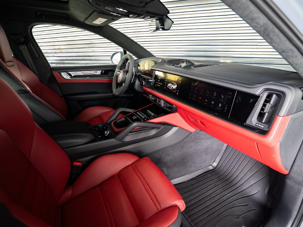 Certified 2025 Porsche Cayenne GTS AWD/4WD image 28