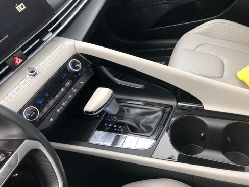 Certified 2024 Hyundai Elantra Limited image 28