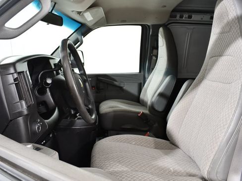 Used 2018 Chevrolet Express 2500 w/ Driver Convenience Package RWD image 6