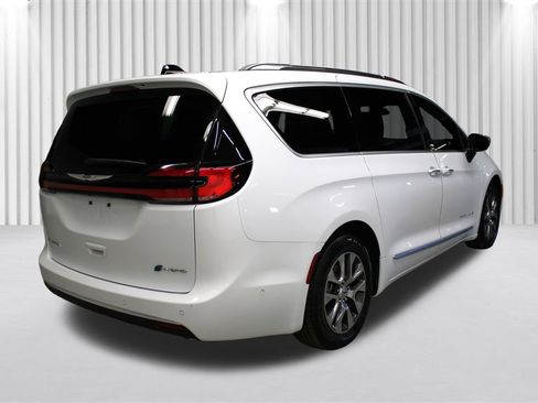 Used 2023 Chrysler Pacifica Pinnacle image 3