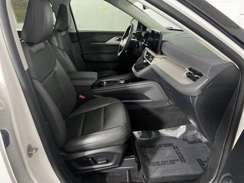 Used 2025 Ford Explorer Active w/ Active Comfort Package image 28