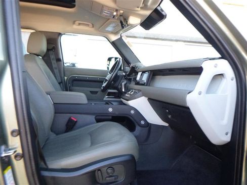 Used 2022 Land Rover Defender 110 SE image 8