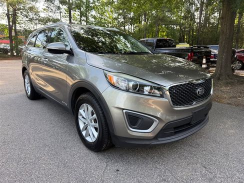 Used 2017 Kia Sorento AWD image 3