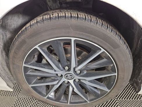 Used 2024 Toyota Camry SE image 11